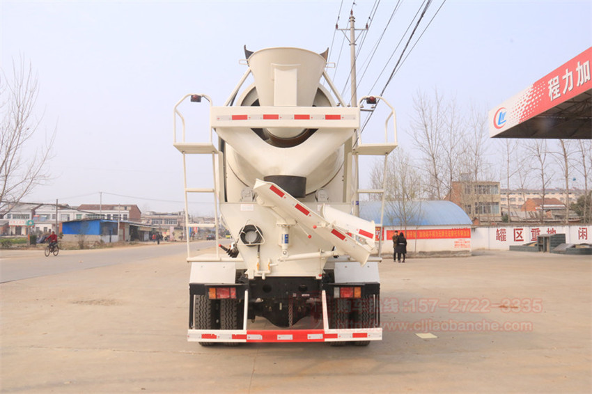 江淮骏铃V7洗扫车（黑白绿）