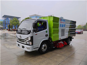 东风小多利卡扫路车